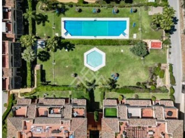 Elegante apartamento con amplia terraza y jardín de uso privativo en Elviria