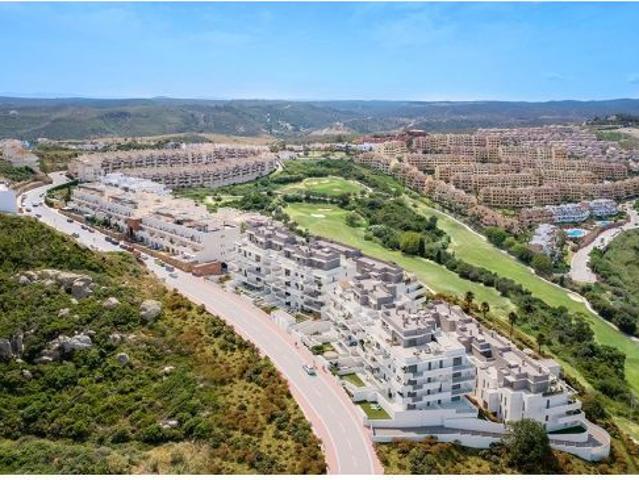 Elegante apartamento con diseño moderno y acceso directo al jardín, Manilva. Málaga