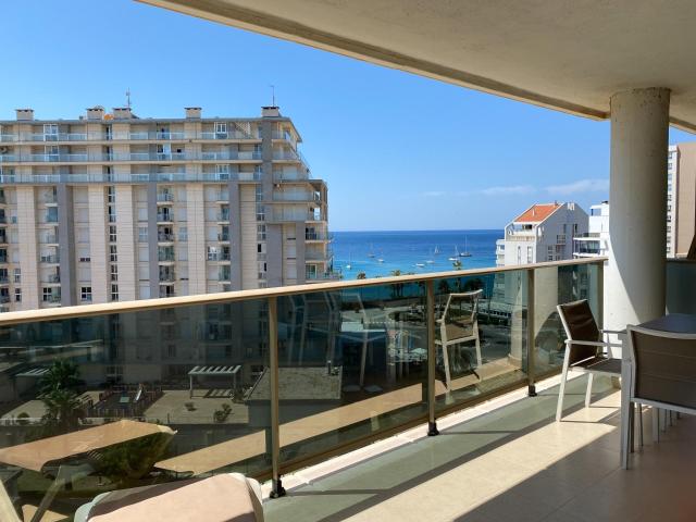 Elegante apartamento con impresionantes vistas al mar y al Peñón de Ifach