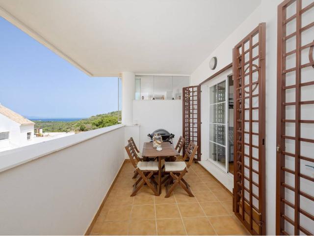 Elegante Apartamento con Vistas al Mar en Alcaidesa
