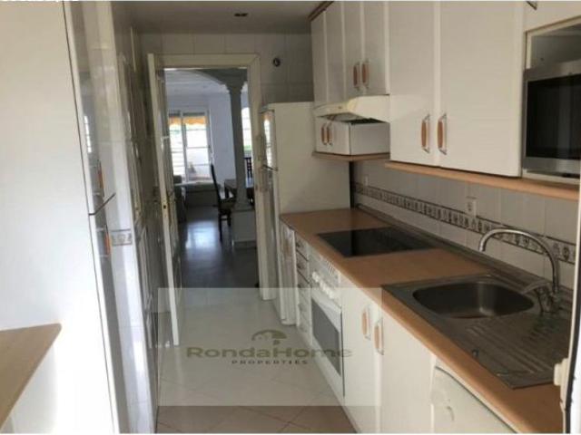 Elegante Apartamento con Vistas al Mar en Nueva Andalucía Larga Temporada