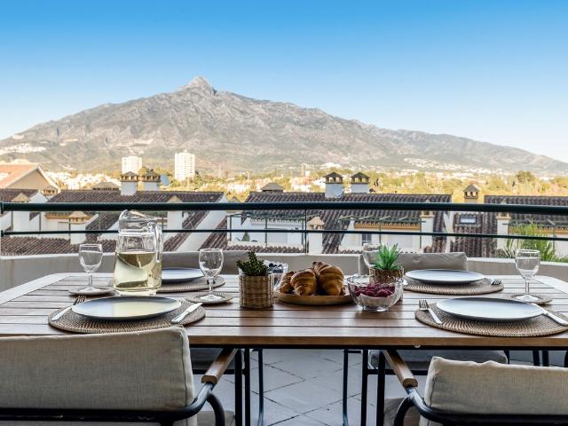 Elegante apartamento con vistas al mar en Señorio de Aloha, Nueva Andalucía