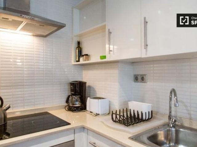 Elegante apartamento de 1 dormitorio con balcón y aire acondicionado en alquiler cerca del metro en