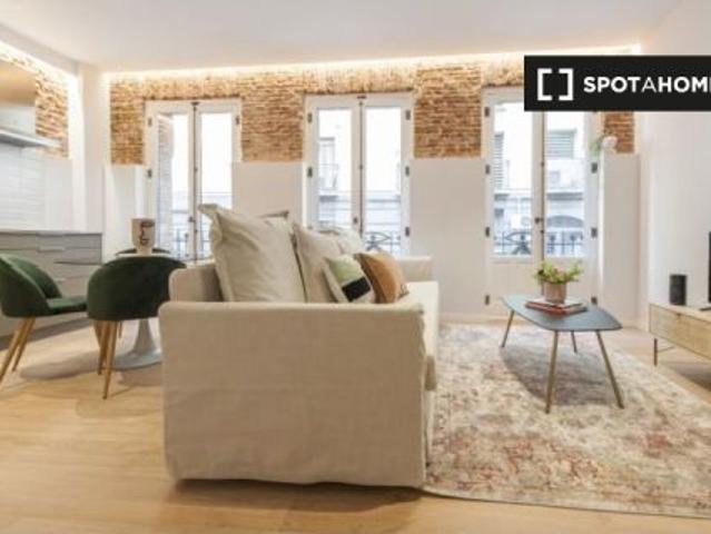 Elegante apartamento de 1 dormitorio con balcón en alquiler en La Latina