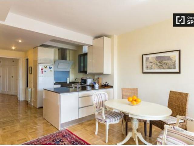 Elegante apartamento de 2 dormitorios con vistas impresionantes en Madrid centro de la ciudad