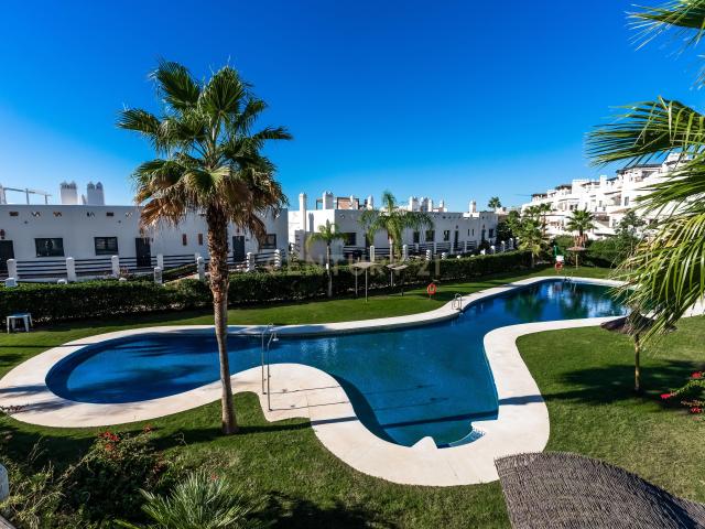 Elegante Apartamento de 2 Dormitorios con Vistas Parciales al Mar en Sunset Golf, Selwo – Estepona