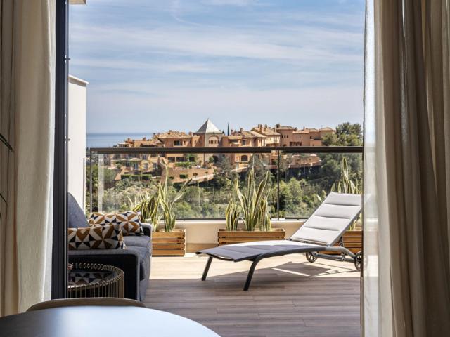 Elegante Apartamento de 2 Dormitorios con Impresionantes Vistas Panorámicas en Marbella