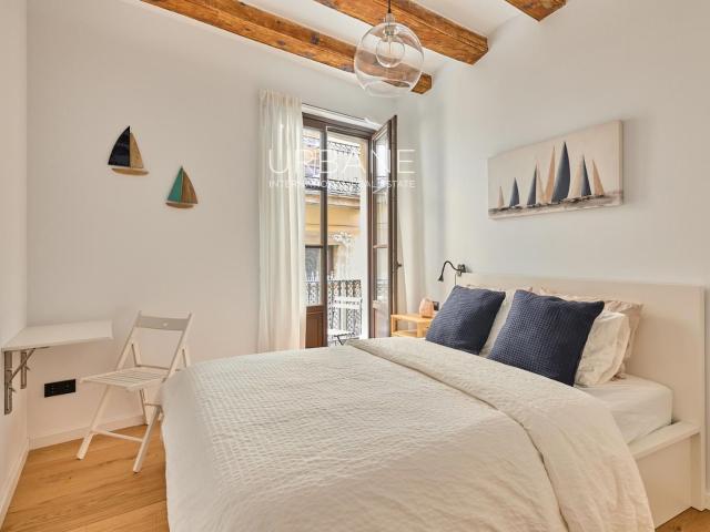 Elegante apartamento de 2 dormitorios en el corazón del hist. 72m² Barcelona