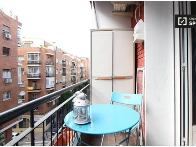 Elegante apartamento de 3 dormitorios con balcón en alquiler en Guindalera