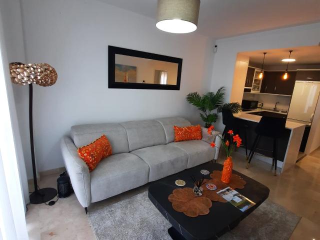 Elegante Apartamento de Lujo con Vistas al Mar y la Montaña – Oportunidad de Alquiler a Largo Plazo