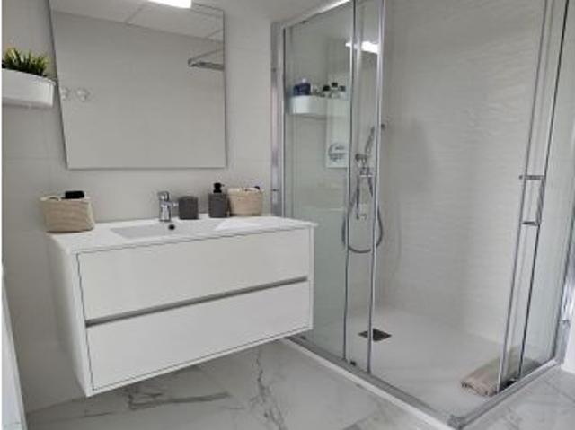Elegante Apartamento de Lujo Totalmente Amueblado con Piscina Climatizada y Doble Garaje