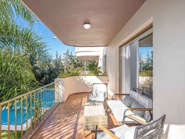 Elegante apartamento en Nueva Andalucía, Marbella, a solo 5 minutos de Puerto Banús