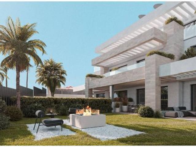 Elegante Apartamento en Planta Baja con 2 Terrazas a 220 metros de la Playa en venta en Estepona