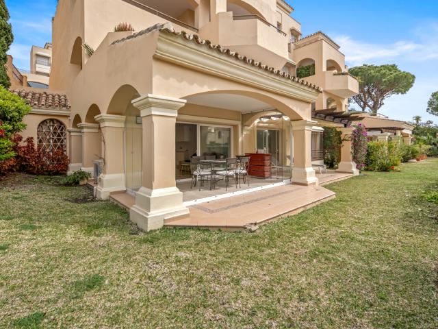 Elegante Apartamento en Planta Baja con Acceso al Jardín en Hacienda Elviria
