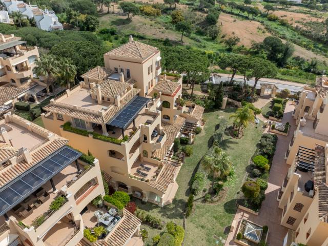 Elegante Apartamento en Planta Baja con Acceso al Jardín en Hacienda Elviria