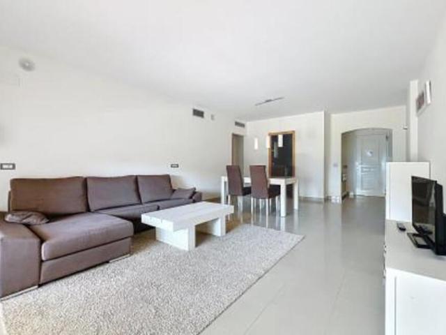 Elegante apartamento en planta baja con jardín, cerca de la playa, entre Estepona y Marbella