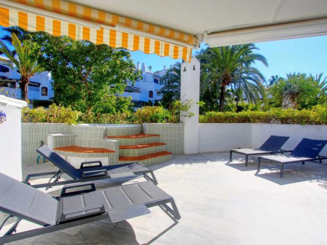 Elegante Apartamento en Planta Baja de 3 Dormitorios en Primera Línea de Playa – Golden Beach, Elviria