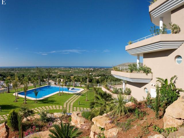 Elegante apartamento esquinero con vistas panorámicas al mar. 142m² Pedreguer