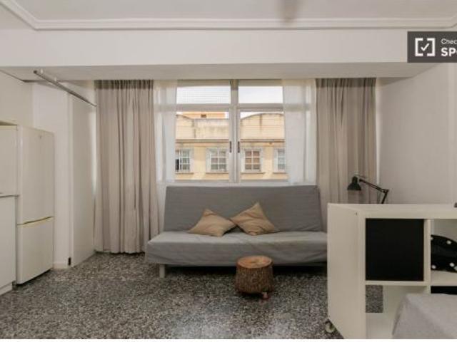 Elegante apartamento estudio con balcón y aire acondicionado en alquiler en Camins al Grau