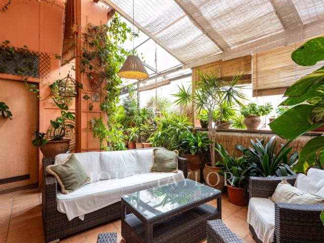 Elegante apartamento histórico con una excepcional terraza privada cubierta y encanto atemporal