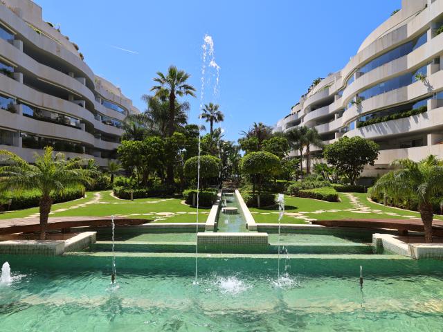 Elegante Apartamento Planta Baja en Embrujo de Banús con Gran Terraza Privada