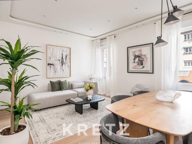 Elegante apartamento renovado a pocos pasos del Parque Retiro. Magnífico apartamento de 121 m² con un gran balcón