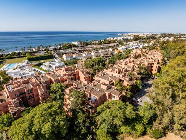 Elegante Apartamento Renovado en Planta Baja en la Milla de Oro de Marbella