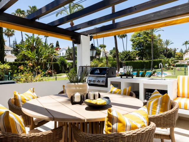 Elegante Apartamento Reformado en Aldea Blanca, Nueva Andalucía