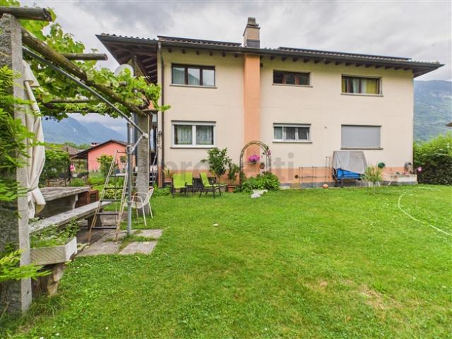 Elegante appartamento 4.5 locali in villa bifamiliare con giardino, Arbedo Castione