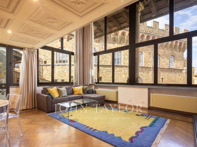 Elegante Appartamento con Terrazza in Palazzo Storico