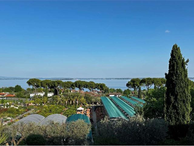 Elegante attico con vista lago mozzafiato