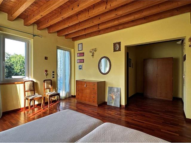 Elegante attico con vista lago mozzafiato