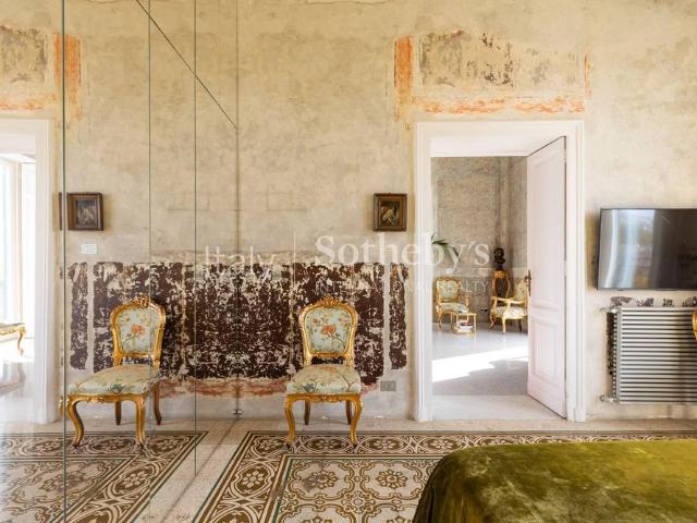 Elegante attico panoramico con terrazzo in zona Chiaia