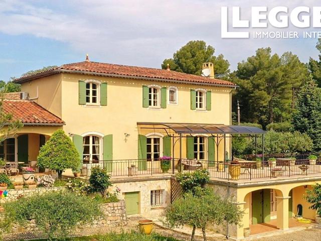 Élégante bastide provençale avec terrasses panoramiques à proximité de Villecroze