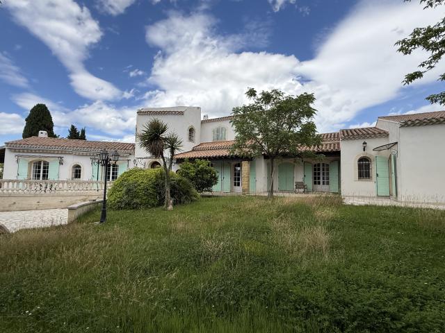 Élégante bastide provençale avec piscine et triple garage