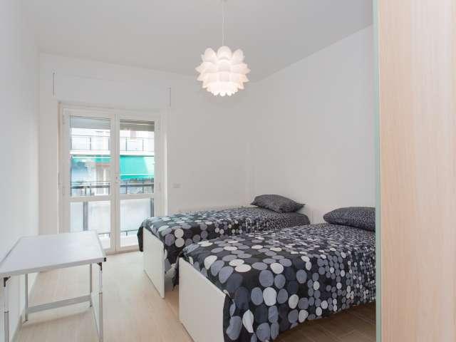 Elegante camera in affitto in appartamento con 2 camere da letto a Morivione Milano