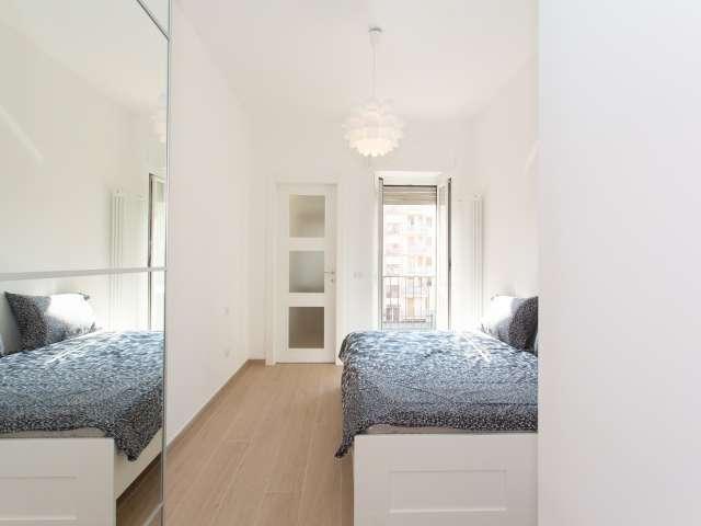 Elegante camera in appartamento con 2 camere da letto a Morivione, Milano