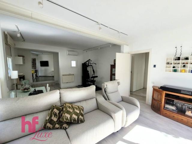 Elegante casa a cuatro vientos completamente reformada con jardín y domótica en El Papiol
