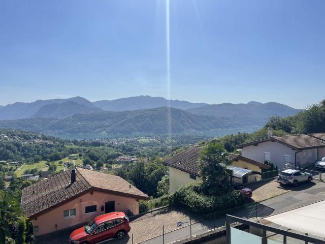Elegante Casa a Schiera a Pura con Vista Panoramica sul Lago