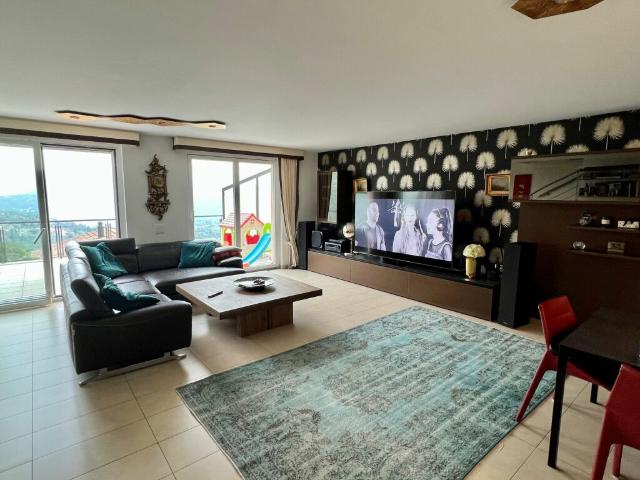 Elegante casa a schiera con vista a Pura