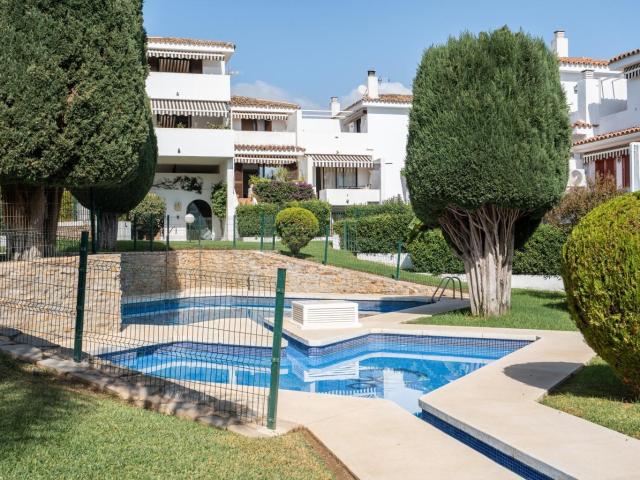 Elegante casa adosada en Costalita en venta. Descubra la ese. 169m² Estepona