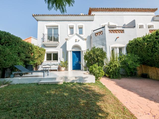 Elegante Casa Adosada en alquiler en el Prestigioso Bel Air de Estepona