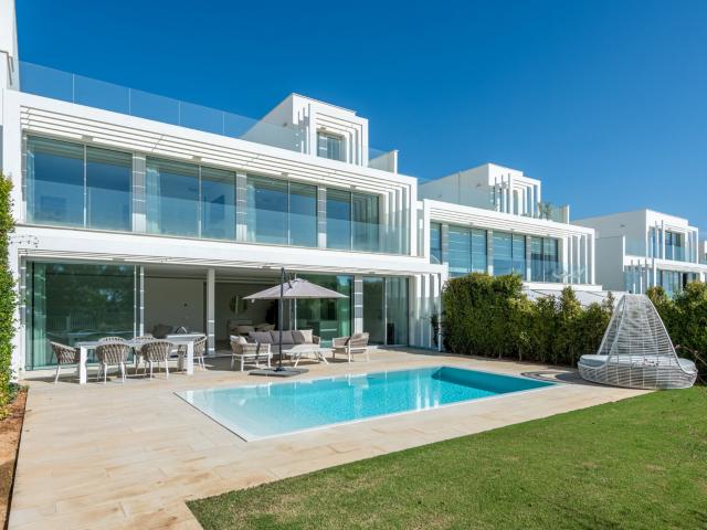 Elegante Casa Adosada Orientada al Sureste con Vistas Panorámicas en La Finca, Sotogrande