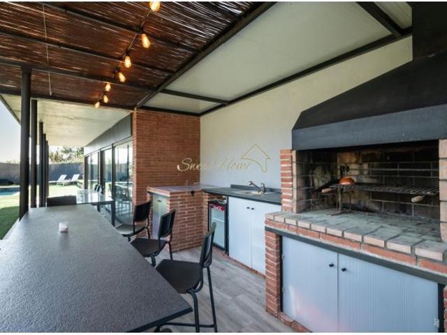 Elegante casa con piscina privada y vistas panorámicas