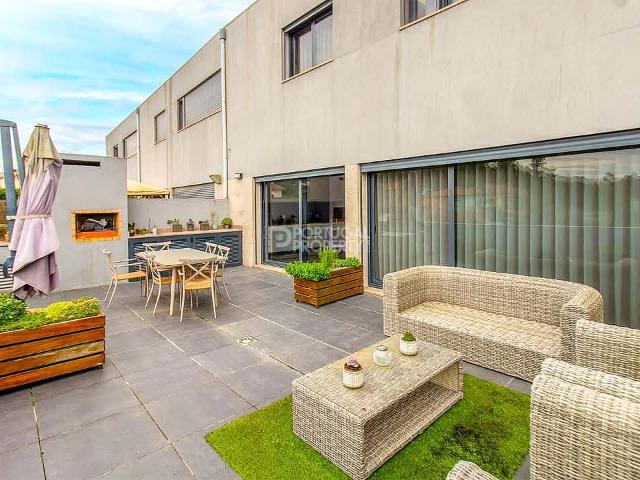 Elegante casa de família contemporânea com acabamentos premium perto da praia