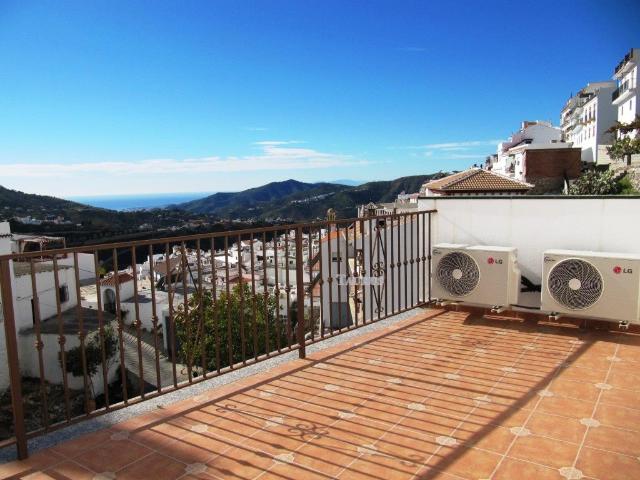 Elegante casa de pueblo situada en la parte alta del bonito. 121m² Cómpeta