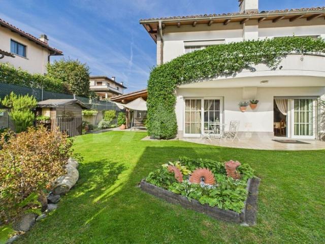 Elegante casa gemella con giardino incantevole a Bedano
