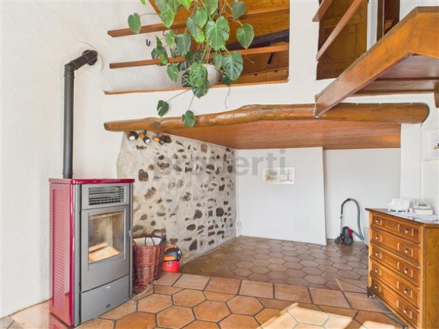 Elegante casa indipendente 3 locali con balcone, Breggia