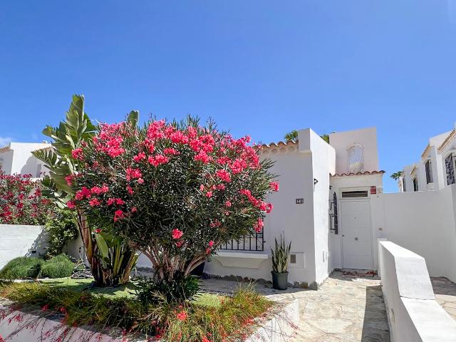 Elegante casa pareada renovada con jardín, gran terraza y piscina climatizada en el complejo