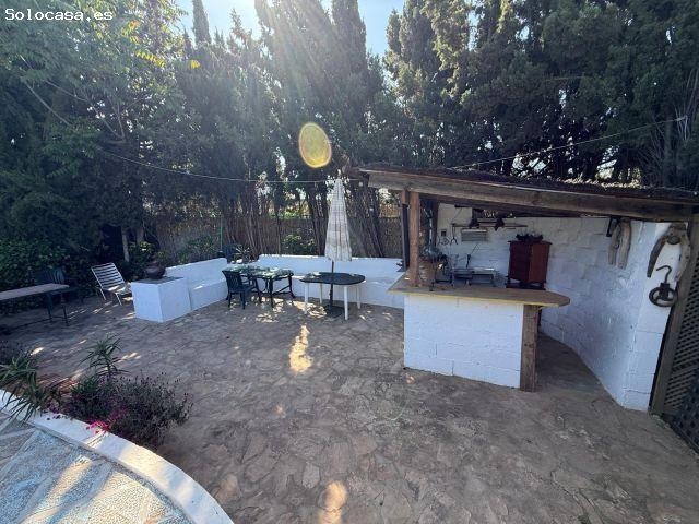 ELEGANTE CHALET EN VENTA CON AMPLIOS JARDINES Y PISCINA EN MOLLINA